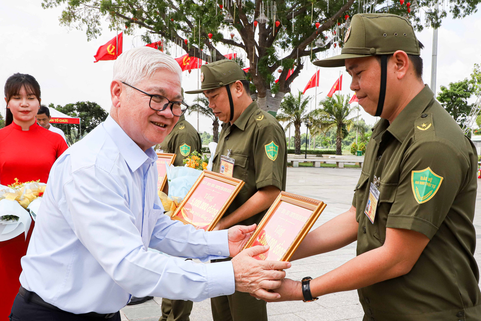 Đồng chí Nguyễn Văn Lợi trao tặng quà cho lực lượng tham gia bảo vệ ANTT ở cơ sở TP. Tân Uyên.
